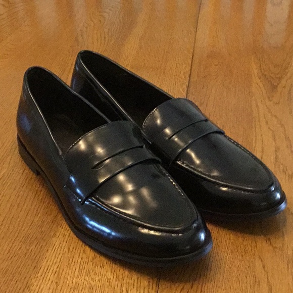 Banana Republic Shoes - Woman’s Banana Republic black penny loafer. Size 9. Like new! Leather!